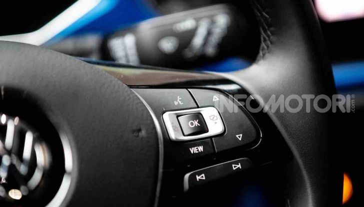 Volkswagen T-Roc 1.6 da 115CV: prova in notturna a Milano - Foto 43 di 45