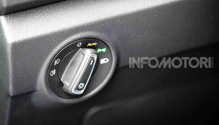 Volkswagen T-Roc 1.6 da 115CV: prova in notturna a Milano - Foto 44 di 45