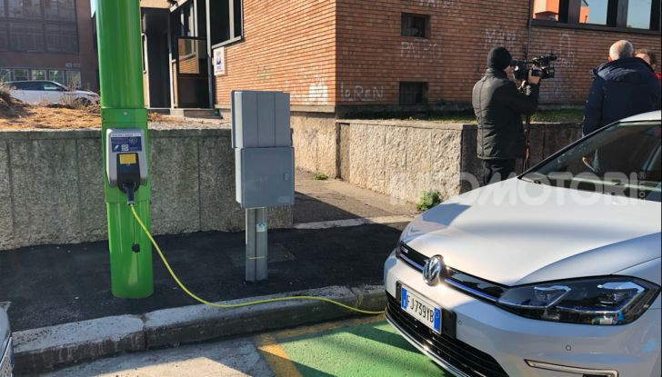 Electrify Verona, installati i primi pali in Europa per la ricarica veloce - Foto 2 di 3