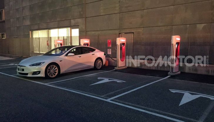 Auto prende fuoco alla colonnina di ricarica elettrica - Foto 6 di 6