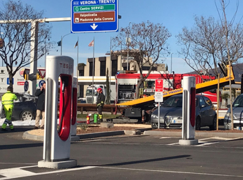 Auto prende fuoco alla colonnina di ricarica elettrica - Foto 3 di 6