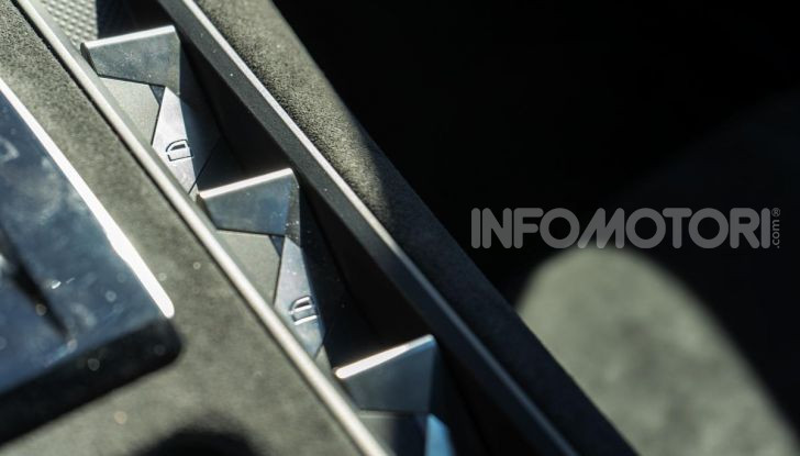 DS7 Crossback 2021: tra sportività ed eleganza da 37.200 Euro - Foto 14 di 33