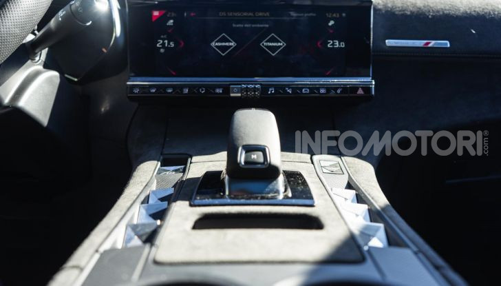 DS7 Crossback 2021: tra sportività ed eleganza da 37.200 Euro - Foto 17 di 33