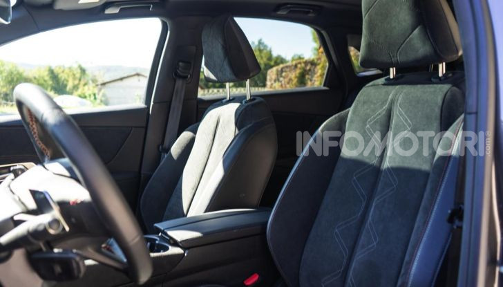 DS7 Crossback 2021: tra sportività ed eleganza da 37.200 Euro - Foto 27 di 33