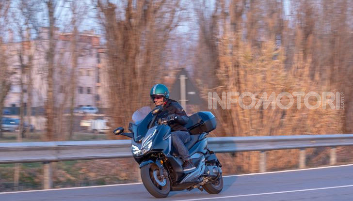 Prova Honda Forza 300, caratteristiche, opinioni e prezzo di uno dei migliori media cilindrata  - Foto 47 di 55