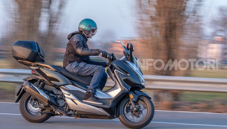Prova Honda Forza 300, caratteristiche, opinioni e prezzo di uno dei migliori media cilindrata  - Foto 50 di 55