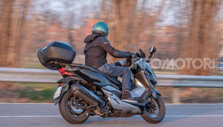Prova Honda Forza 300, caratteristiche, opinioni e prezzo di uno dei migliori media cilindrata  - Foto 52 di 55