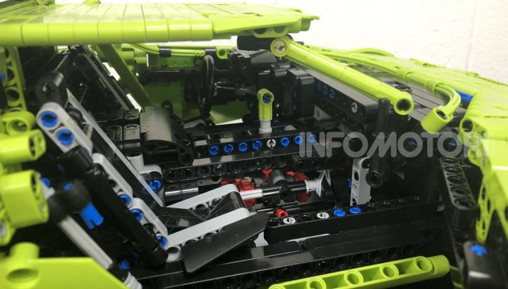 Lancia Stratos LEGO Technic con pezzi del kit 911 GT3 RS - Foto 5 di 6