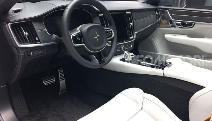 Polestar 2: caratteristiche, autonomia e prezzi del crossover elettrico - Foto 27 di 31