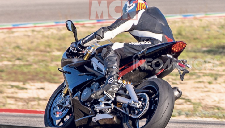Triumph Daytona 765 2020: la sportiva di Hinckley torna con la MotoGP - Foto 2 di 3