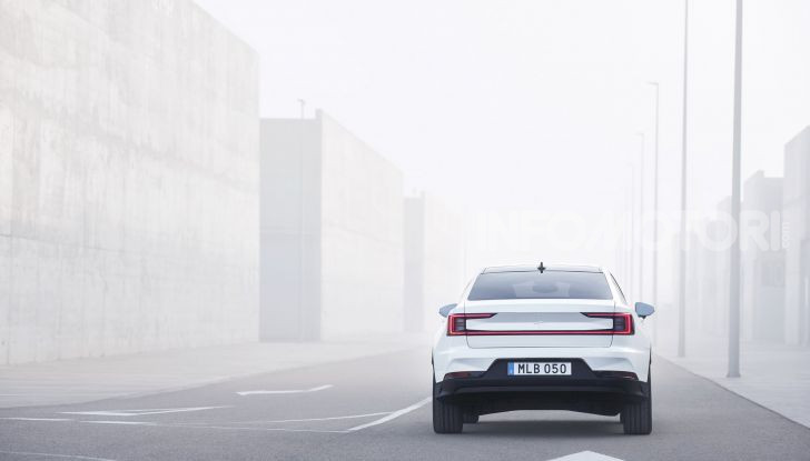 Polestar 2: caratteristiche, autonomia e prezzi del crossover elettrico - Foto 6 di 31