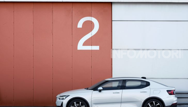 Polestar 2: caratteristiche, autonomia e prezzi del crossover elettrico - Foto 2 di 31