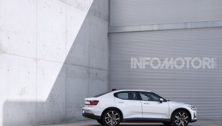 Polestar 2: caratteristiche, autonomia e prezzi del crossover elettrico - Foto 5 di 31