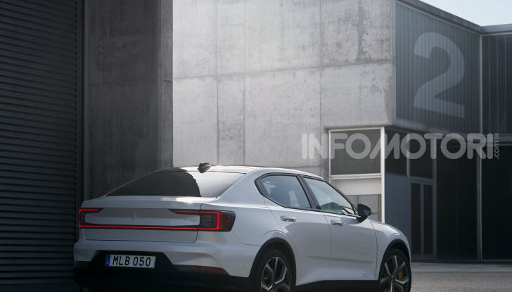 Polestar 2: caratteristiche, autonomia e prezzi del crossover elettrico - Foto 7 di 31