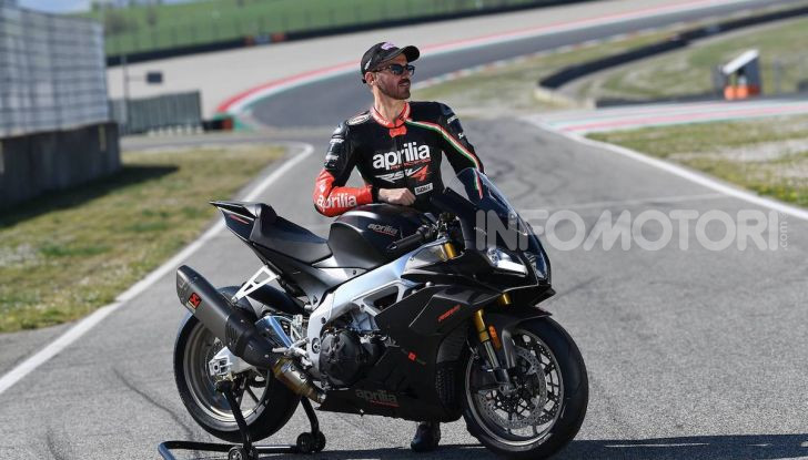 Aprilia presenta al Mugello la RSV4 X: 225 cv e soli 165 kg di peso - Foto 6 di 9
