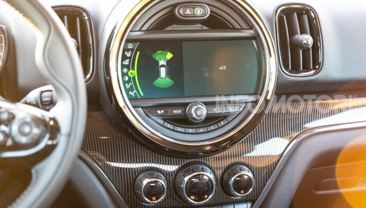 Prova MINI Countryman ibrida plug-in 2019: 224CV per risparmiare - Foto 42 di 57