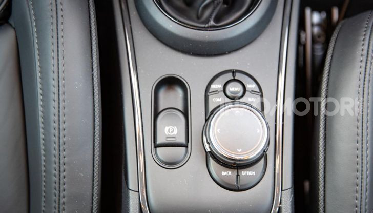 Prova MINI Countryman ibrida plug-in 2019: 224CV per risparmiare - Foto 38 di 57