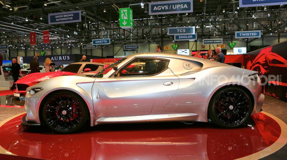 Un Alfa Romeo 4C essendo avvolto in vinile in corrispondenza della apertura  della nuova sede del Garage Italia doganale nella Milano, Italia su Wednesd  Foto stock - Alamy