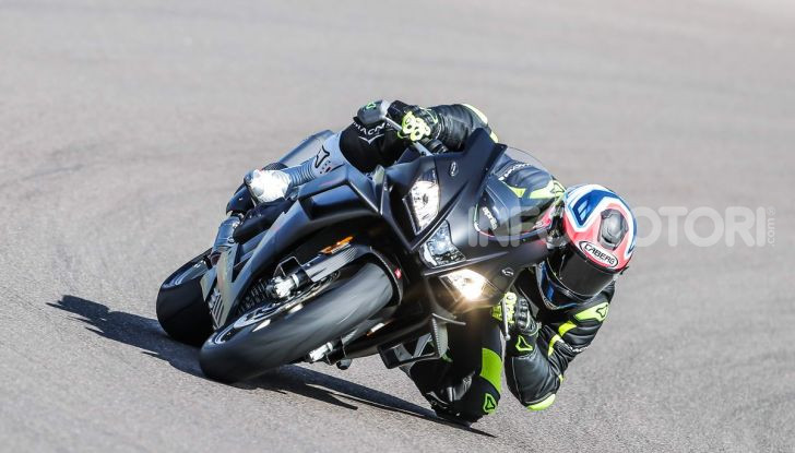 Test in pista Aprilia RSV4 Factory 1100, invecchiando migliora più di un buon vino! - Foto 4 di 65