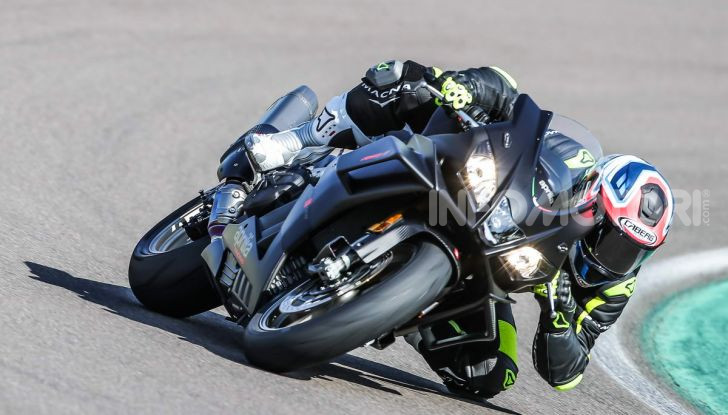 Test in pista Aprilia RSV4 Factory 1100, invecchiando migliora più di un buon vino! - Foto 5 di 65