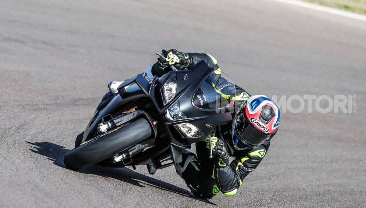 Test in pista Aprilia RSV4 Factory 1100, invecchiando migliora più di un buon vino! - Foto 7 di 65