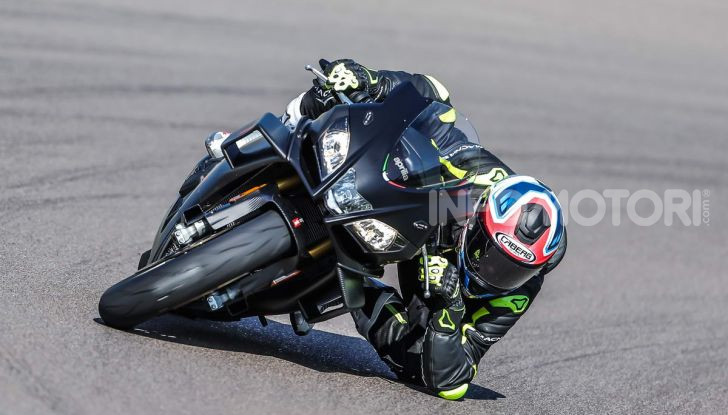 Test in pista Aprilia RSV4 Factory 1100, invecchiando migliora più di un buon vino! - Foto 11 di 65