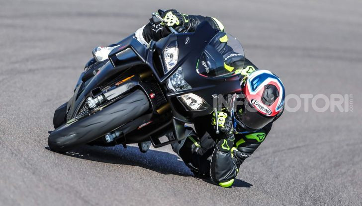 Test in pista Aprilia RSV4 Factory 1100, invecchiando migliora più di un buon vino! - Foto 12 di 65