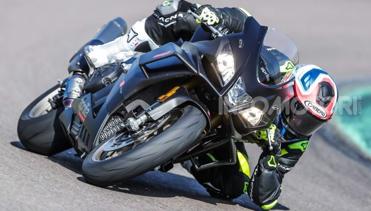 Test in pista Aprilia RSV4 Factory 1100, invecchiando migliora più di un buon vino! - Foto 13 di 65