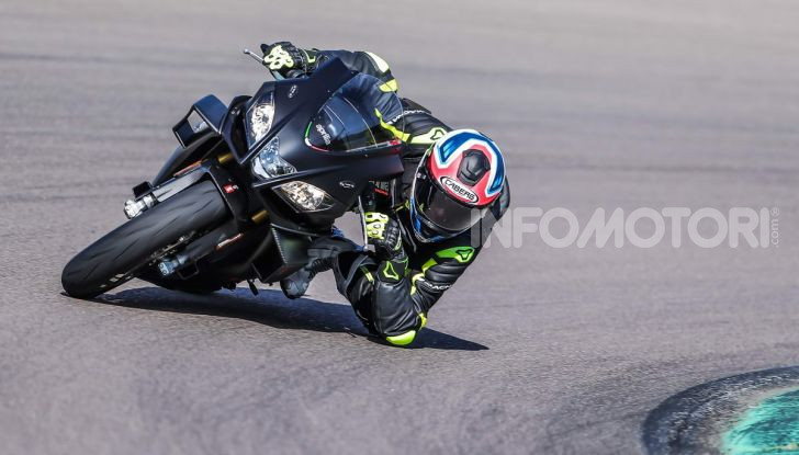 Test in pista Aprilia RSV4 Factory 1100, invecchiando migliora più di un buon vino! - Foto 14 di 65