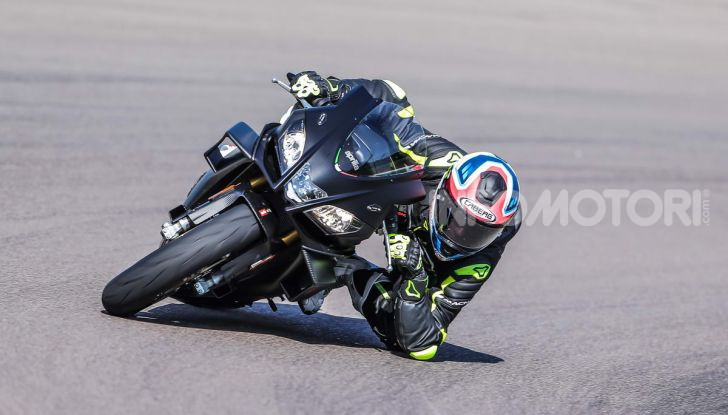 Test in pista Aprilia RSV4 Factory 1100, invecchiando migliora più di un buon vino! - Foto 15 di 65