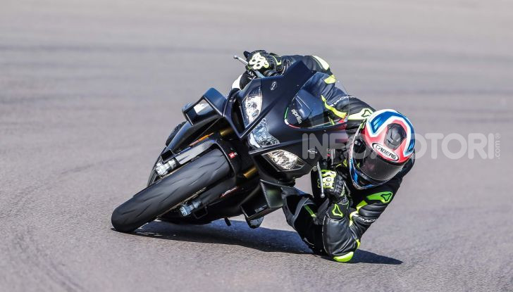 Test in pista Aprilia RSV4 Factory 1100, invecchiando migliora più di un buon vino! - Foto 16 di 65