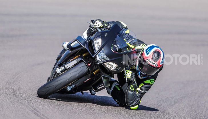 Test in pista Aprilia RSV4 Factory 1100, invecchiando migliora più di un buon vino! - Foto 17 di 65