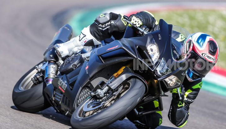 Test in pista Aprilia RSV4 Factory 1100, invecchiando migliora più di un buon vino! - Foto 19 di 65