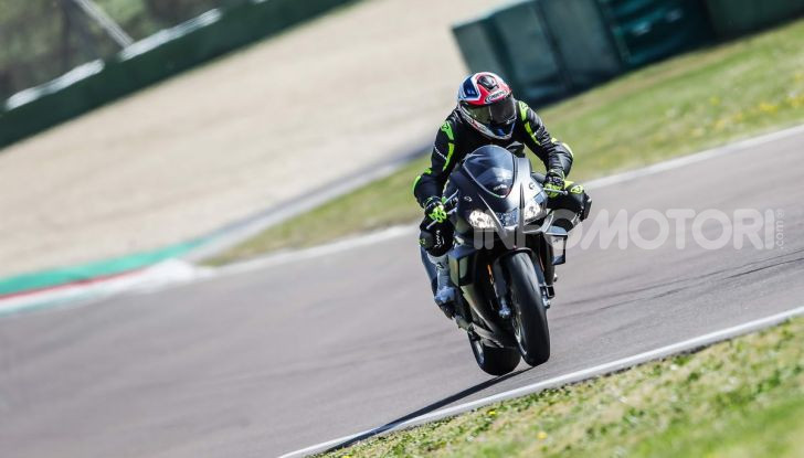 Test in pista Aprilia RSV4 Factory 1100, invecchiando migliora più di un buon vino! - Foto 20 di 65
