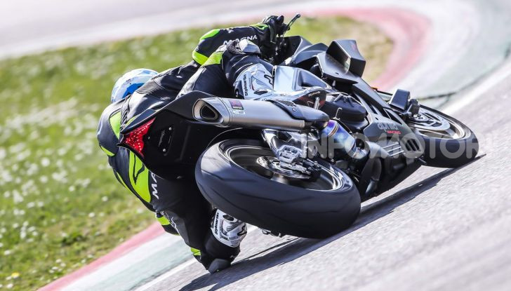 Test in pista Aprilia RSV4 Factory 1100, invecchiando migliora più di un buon vino! - Foto 21 di 65