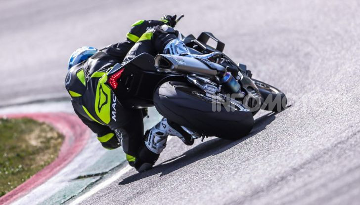 Test in pista Aprilia RSV4 Factory 1100, invecchiando migliora più di un buon vino! - Foto 22 di 65