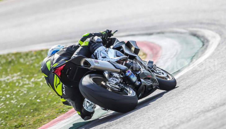 Test in pista Aprilia RSV4 Factory 1100, invecchiando migliora più di un buon vino! - Foto 27 di 65