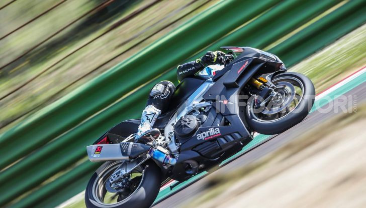 Test in pista Aprilia RSV4 Factory 1100, invecchiando migliora più di un buon vino! - Foto 29 di 65