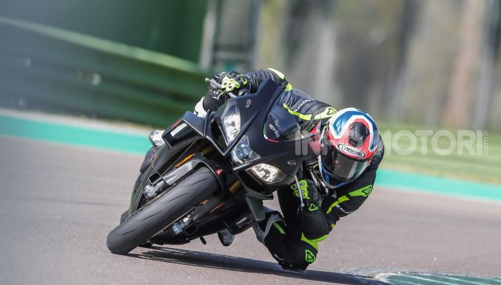 Test in pista Aprilia RSV4 Factory 1100, invecchiando migliora più di un buon vino! - Foto 31 di 65