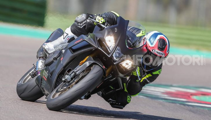 Test in pista Aprilia RSV4 Factory 1100, invecchiando migliora più di un buon vino! - Foto 32 di 65