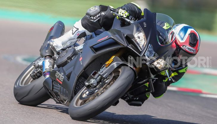 Test in pista Aprilia RSV4 Factory 1100, invecchiando migliora più di un buon vino! - Foto 33 di 65