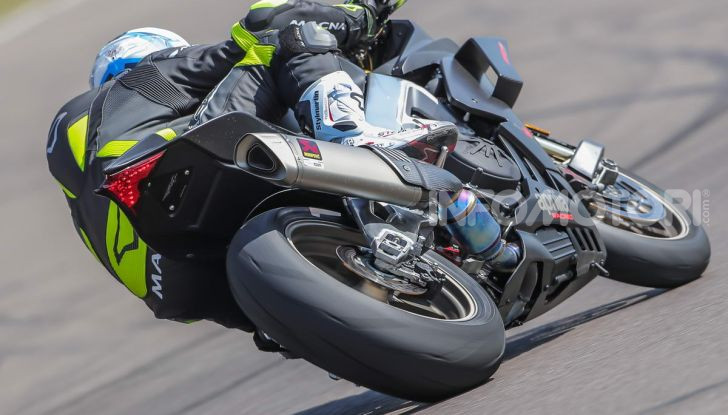 Test in pista Aprilia RSV4 Factory 1100, invecchiando migliora più di un buon vino! - Foto 34 di 65