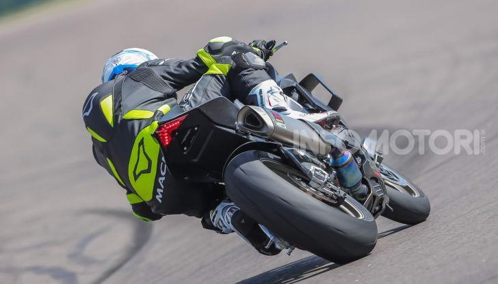 Test in pista Aprilia RSV4 Factory 1100, invecchiando migliora più di un buon vino! - Foto 35 di 65