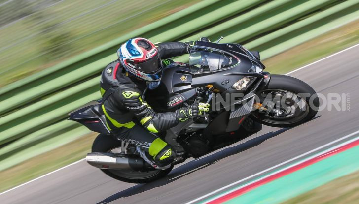 Test in pista Aprilia RSV4 Factory 1100, invecchiando migliora più di un buon vino! - Foto 36 di 65