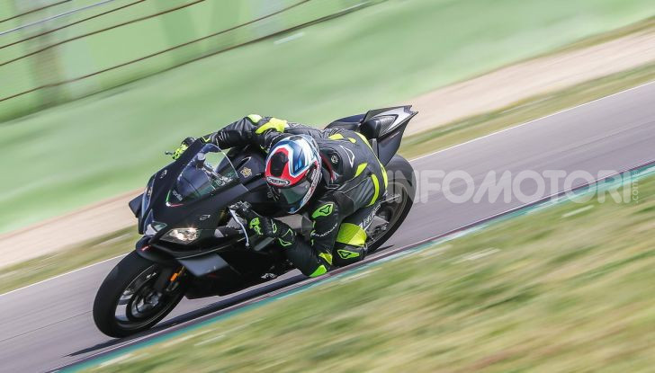 Test in pista Aprilia RSV4 Factory 1100, invecchiando migliora più di un buon vino! - Foto 37 di 65