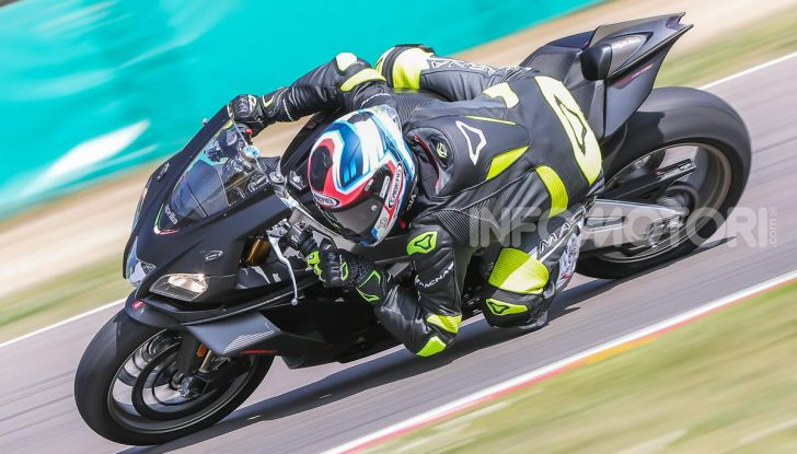 Test in pista Aprilia RSV4 Factory 1100, invecchiando migliora più di un buon vino! - Foto 38 di 65