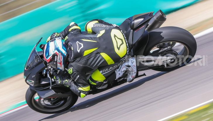 Test in pista Aprilia RSV4 Factory 1100, invecchiando migliora più di un buon vino! - Foto 39 di 65