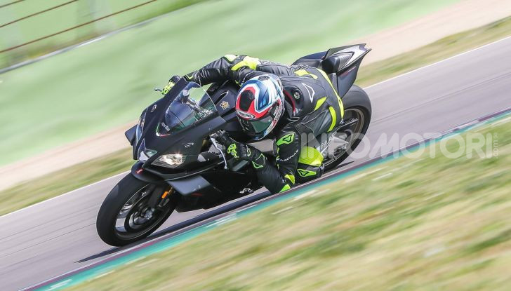 Test in pista Aprilia RSV4 Factory 1100, invecchiando migliora più di un buon vino! - Foto 40 di 65