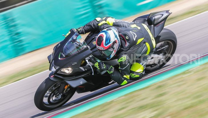 Test in pista Aprilia RSV4 Factory 1100, invecchiando migliora più di un buon vino! - Foto 41 di 65
