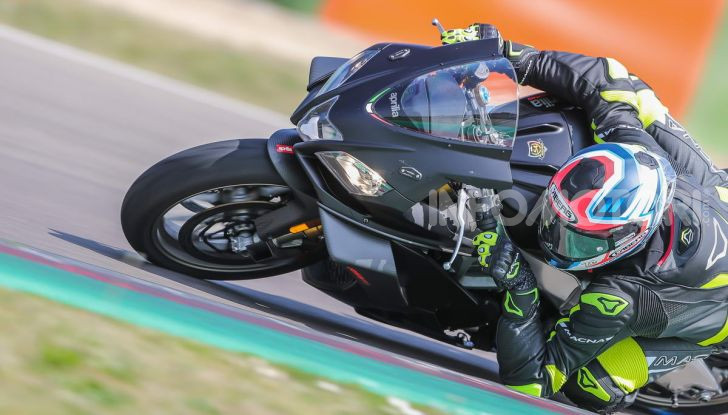 Test in pista Aprilia RSV4 Factory 1100, invecchiando migliora più di un buon vino! - Foto 42 di 65